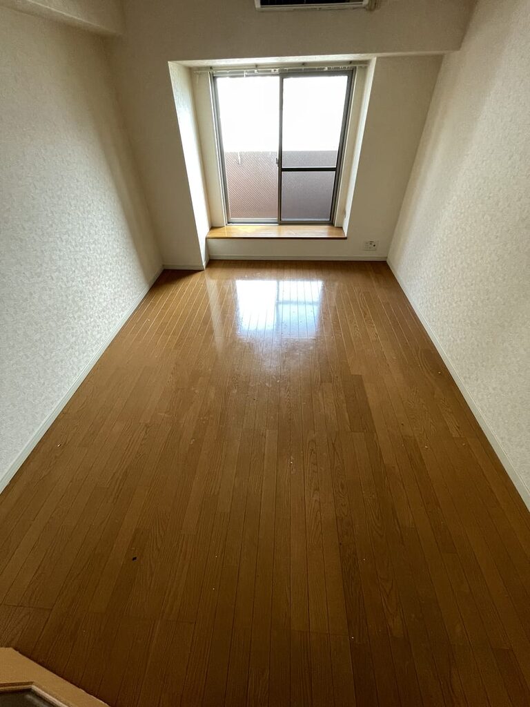 宮若市の1Kアパートで荷物を搬出し、床面が広く見渡せるようになったお部屋