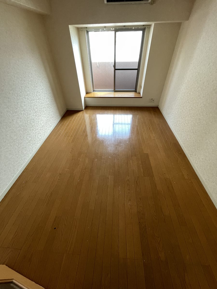 宮若市の1Kアパートで荷物を搬出し、床面が広く見渡せるようになったお部屋