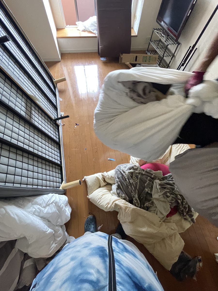 宮若市の1Kアパートで、片付けが進んだ段階から寝具や家具の搬出を行っている様子